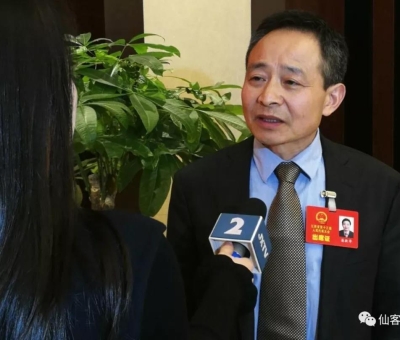 兩會(huì)上提了什么？這位人大代表再成各路媒體追逐焦點(diǎn)！