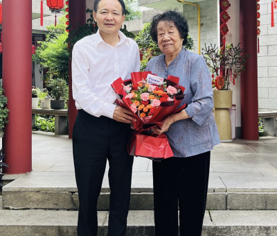 仙客來董事長潘新華研究員赴長沙再次看望鄧哲老師