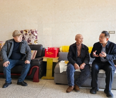 情暖烈屬！潘新華等愛心人士走訪慰問黃治仁烈士家屬